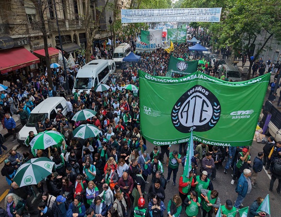 “Nuestro rechazo a los retiros voluntarios del Gobierno es total. Recordemos que en los noventa también dijeron que eran una oportunidad y el país se fundió y los compañeros terminaron haciendo cola en el trueque”, resaltó Rodolfo Aguiar.