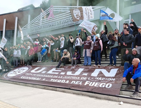 “Consideramos nosotros que estamos alrededor de ocho puntos abajo, o un poquitito más, y no hemos tenido respuesta por parte del Superior”, resaltó el Secretario Adjunto de la UEJN en Tierra del Fuego, Matías Taborda.