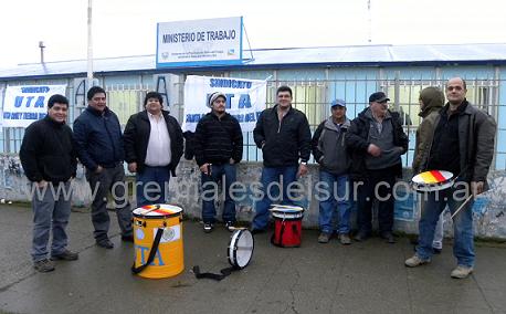 Los choferes de TAIKRE se manifestaron en el Ministerio de Trabajo de Río Grande