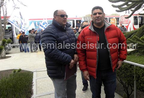 Rubén Aguilera (izq,) y Juan Carlos Cuenda (der.) ingresando a la reunión con el Intendente Melella