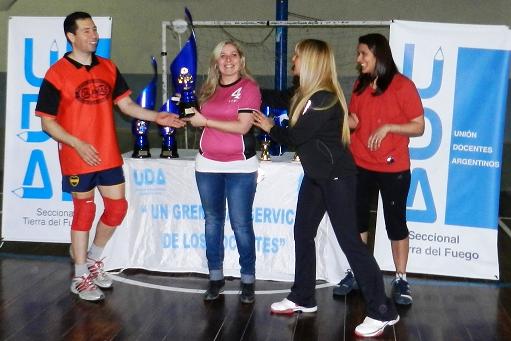 Las docentes también fueron protagonistas en el voley 