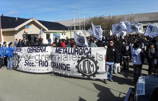 El cuerpo de delegados de la UOM acompañó la presentación de Martinez