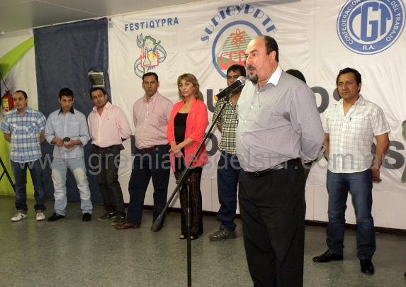 Mario Camino realizando importantes anuncios en la fiesta del trabajador Químico y Petroquímico