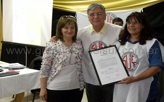 La Dra. Gayá (der.) entregó el Decreto de Interés Municipal a Erasmo Villarroel y Mónica Moyano