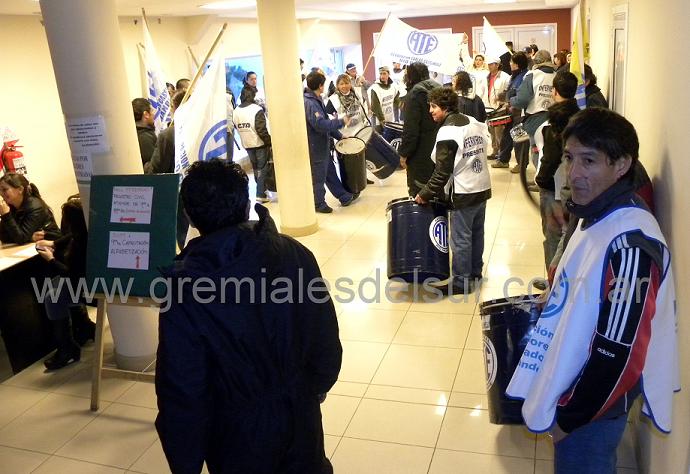 Trabajadores estatales se manifiestan en el Centro Cultural Yaganes