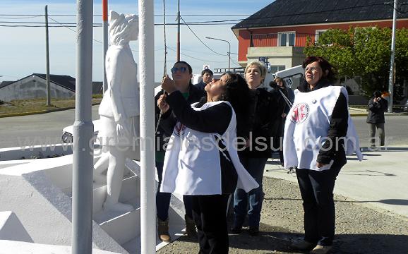 Los Enfermeros izando el pabellón nacional