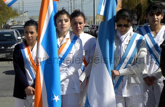 La emoción de la abandera y escoltas del CENT 35