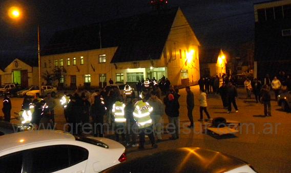 La policía de Río Grande inició un reclamo en la noche del lunes 9 de diciembre
