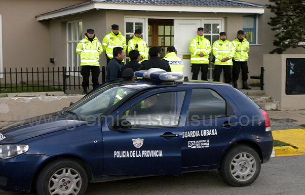 Fuerte presencia policial en el interior y en el exterior del Concejo de Río Grande
