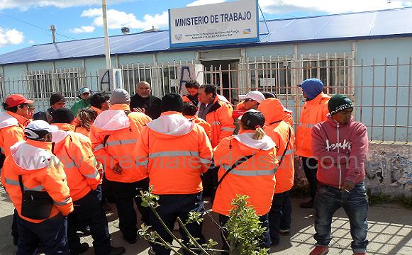 Los trabajadores de Extrategic Group realizaron una asamblea afuera del Ministerio de Trabajo