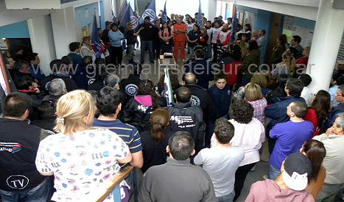 El acto recordatorio de la represión del 2001 se desarrolló en el hall principal del HRRG