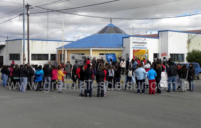 Docentes de Río Grande se trasladaron a la Delegacón del Ministerio de Educación