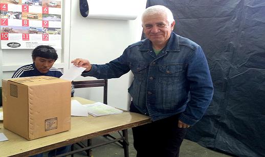 Sergio Gallardo, Secretario de Finanzas del Sindicato Vial de Tierra del Fuego, emitiendo su voto