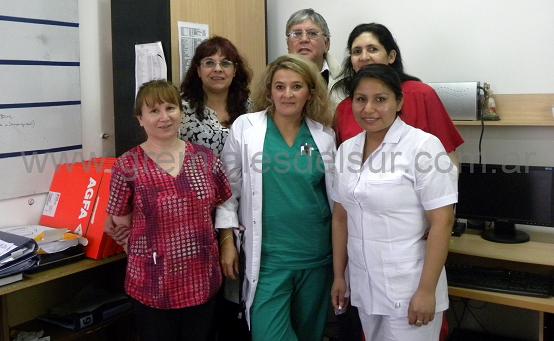 Eleonor Dionicio (der.), Sandra Roja (ctro.) junto a dirigentes del SUEF