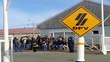 Trabajadore de Vialidad provincial realizaron una asamblea en el ingreso a la repartición