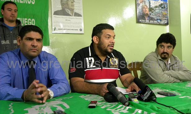 Juan Cuenca (izq.), Guillermo Vargas (ctro.) y Tomás Garcia (der.) en conferencia dada en Río Grande