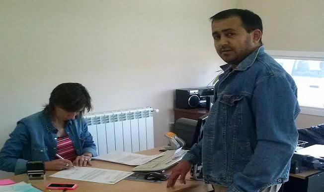 Pablo Cabrera, dirigente del SUPIQyPPTF, ingresando la nota en la Secretaría de Hidrocarburos