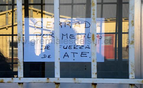 Uno de las carteles indicando porque está cerrada la Secretaría de Trabajo