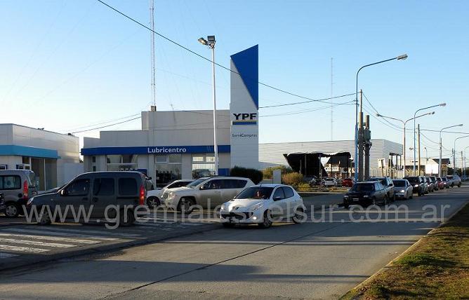 Demoras para cargar combustible por bloqueo de Camioneros