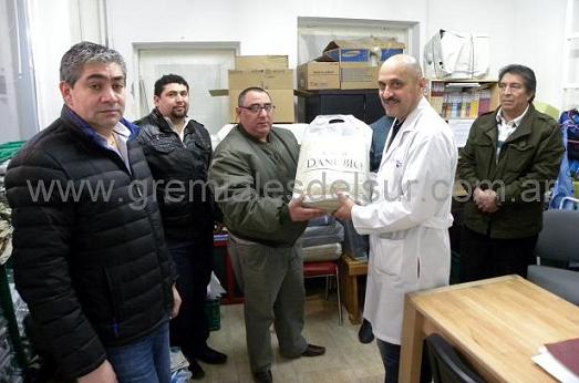 ASOEM entregó 22 frazadas al Hospital de Río Grande