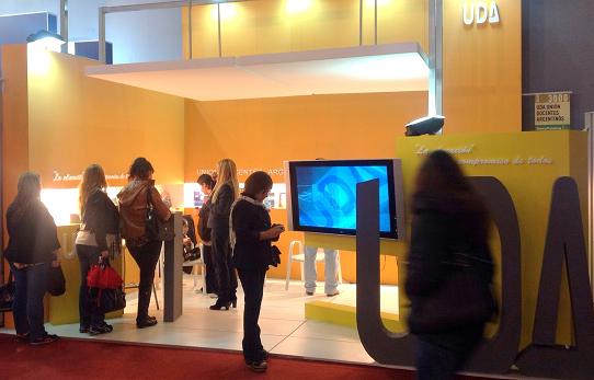 Importante cantidad de público visitó el stand de la UDA en la Feria del Libro