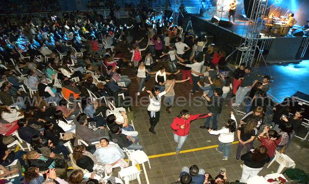 La gente disfrutó y bailó en el Club San Martín
