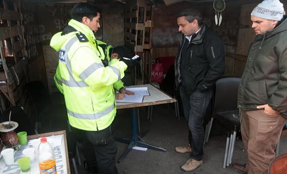 Mariano Ferrari (ctro.), Sec. Gral. del SATSAID respondiendo a la policia. Foto: A. Durigutti