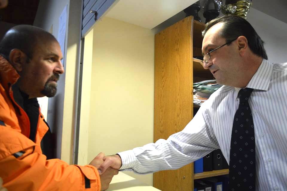 Marcelo Córdoba, Sec. Gral. de ATE saluda al Fiscal Quadrini cuando presentó la denuncia