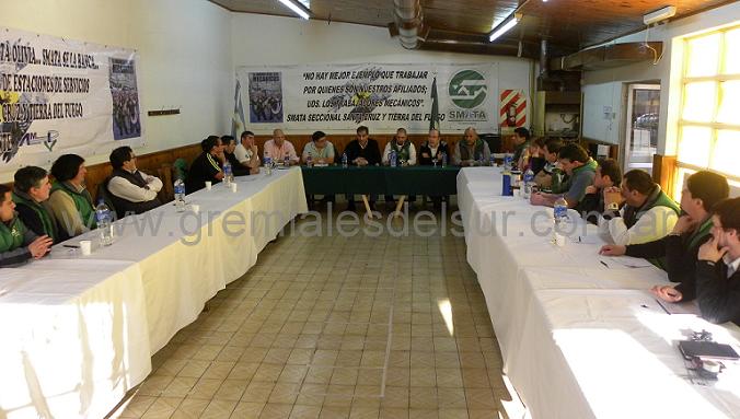 Dirigentes del Secretariado Nacional de SMATA reunidos con delegados de Río Grande