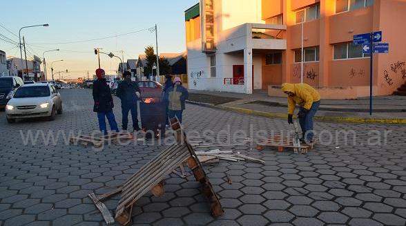 Piquete frente al Gimnasio de la Escuela Nº en el Centro de Río Grande