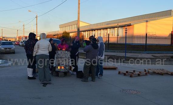 Docentes frente a la Escuela Nº 10