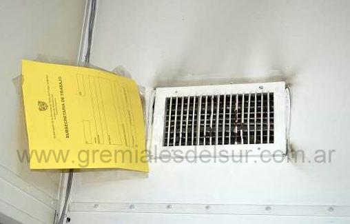 Las trabajadoras deben tapar con cartón la salida de la calefacción central 