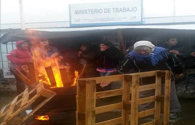 A pesar del frio y la lluvia, docentes se manifestaron en la Secretaría de Trabajo