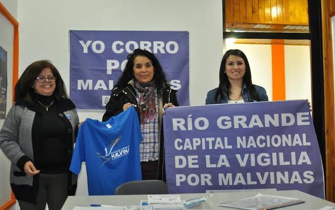 Nadia Aguero (ctro.), junto a funcionarias del Municio de Río Grande. Foto: gentiliza Prensa MRG