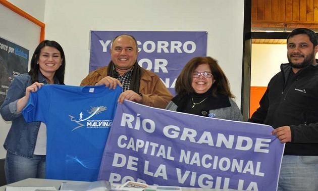 Mario Camino (izq.) respaldando la Marat贸n