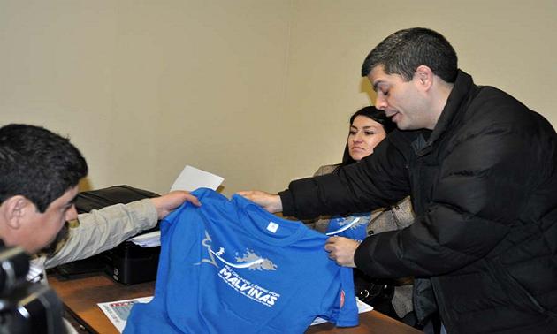 Tomas Garc铆a (izq.), en apoyo a la marat贸n