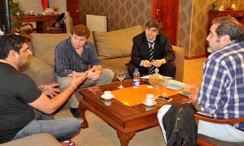 Juan Carlos Cuenca (izq.) fue recibido por el Intendente Gustavo Melellla (ctro.)