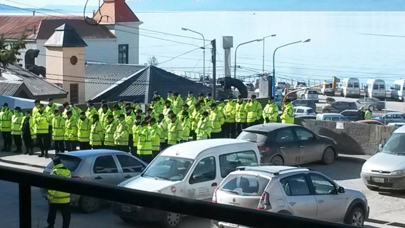 Importante despliegue policial en Casa de Gobierno