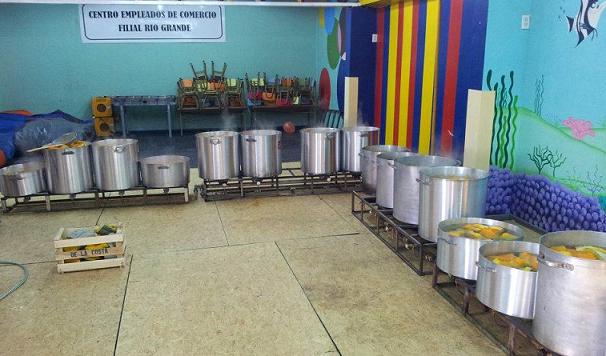 Afiliados satisfechos con el locro entregado por el CEC