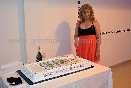 Ana Mendez, integrante de la CD realizando el corte símbolico de la torta