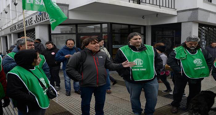 Dirigentes de la CTA Aut贸noma y de ATE Santa Cruz, frente a los tribunales de R铆o Gallegos