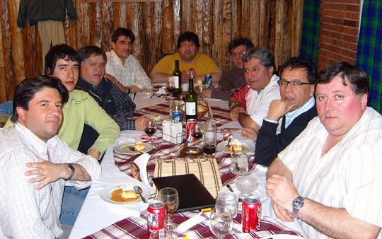 El Concejal Mauricio Oyarzo (izq.) participó junto a sus compañeros de trabajo del asado por el Día del Trabajador 