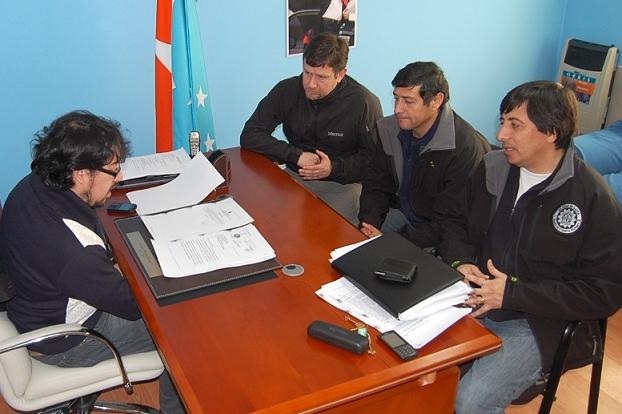 Dirigentes de UOM reunidos con el Edil Héctor Garay (izq)