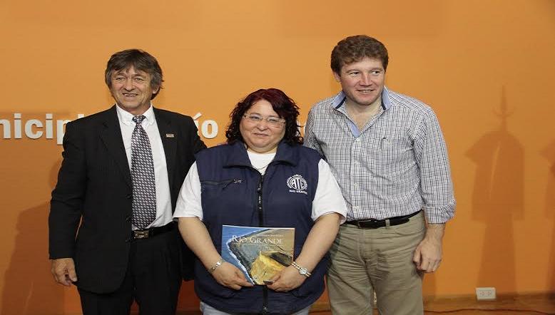 Ana Barria junto al Intendente Melella y el Lic. Rivero