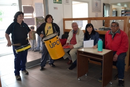 Jubilados auto convocados de Río Grande protestaron en el IPAUSS. Foto: sellofueguino.com