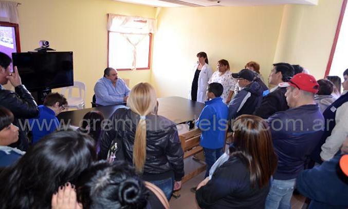 El Dr. Ruiz, (sentado), recibe el reclamo por inconvenientes en el Centro de Enfermos Crónicos