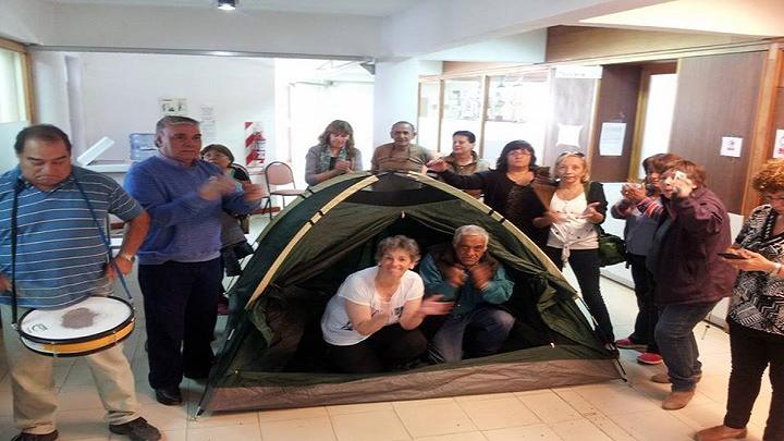 Jubilados fueguinos reclaman la cancelacion del aguinaldo en la sede del IPAUSS