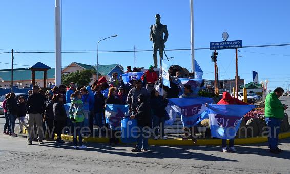 En el marco del paro por 48 horas, docentes de Río Grande se manifestaron en San Martín y Belgrano