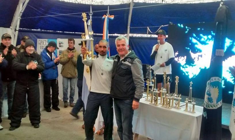 Rene Vergara, Secretario de Prensa de Petroleros Privados entregando premios a maratonistas