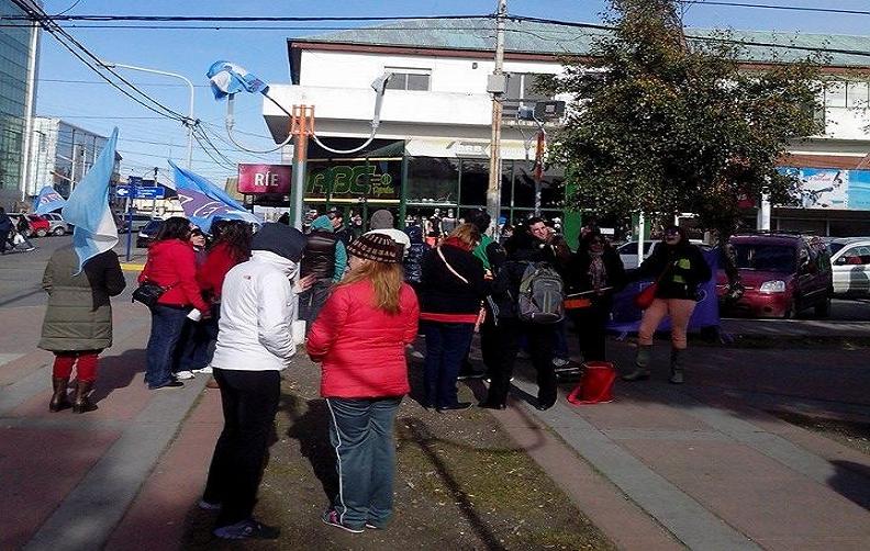 En Río Grande SUTEF se manifestó en la plaza Alte. Brown